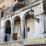 Poco prima per� ci sorprende sulla destra una palazzina che reca al centro tre arcate che vanno a formare un piccolo loggiato